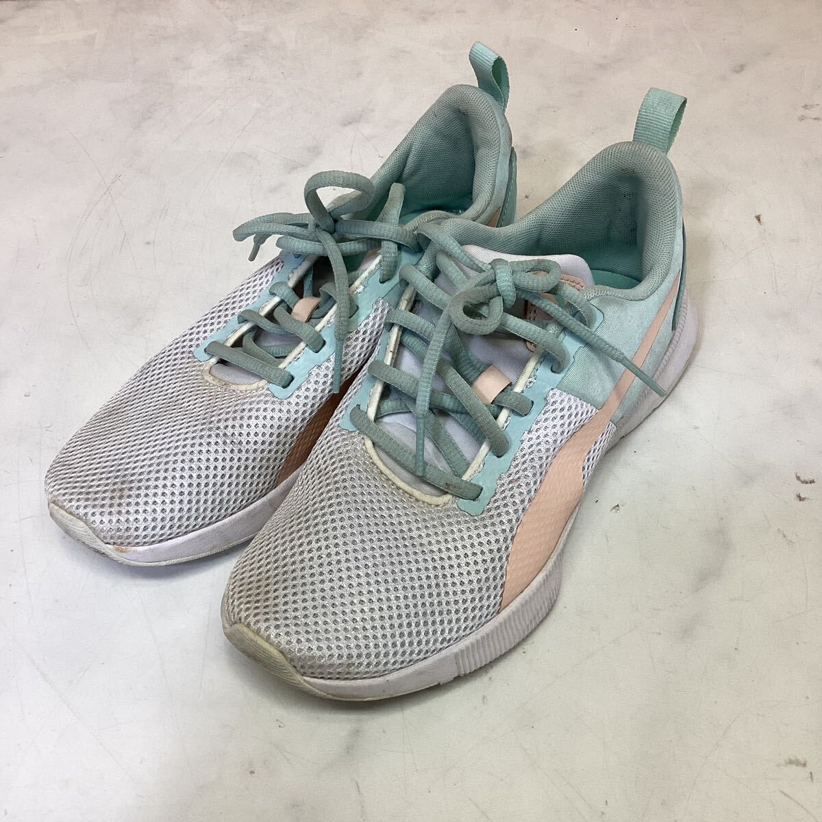 靴 スニーカー PUMA 白 水色 23,5cm SOFT FOAM (き-26拍卖