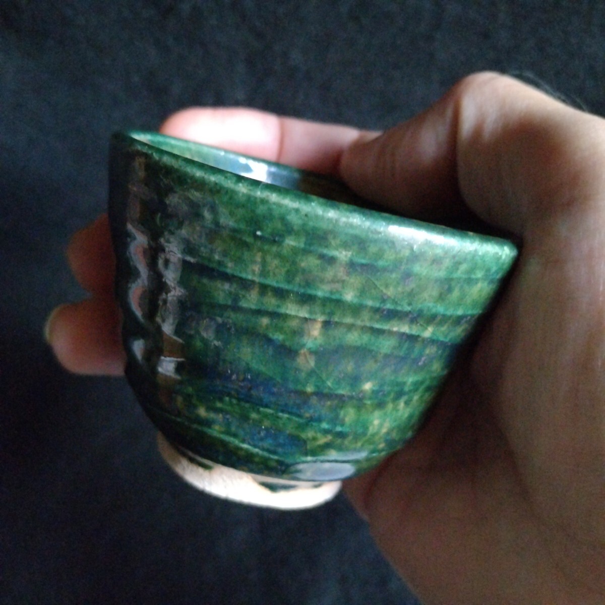 岡部嶺男?彫印 青織部 ぐい呑み★多少ガタツキ★底にひっつき・ヒビ・使用傷?窯傷?・★織部焼/美濃焼★湯呑み/酒器/茶器拍卖