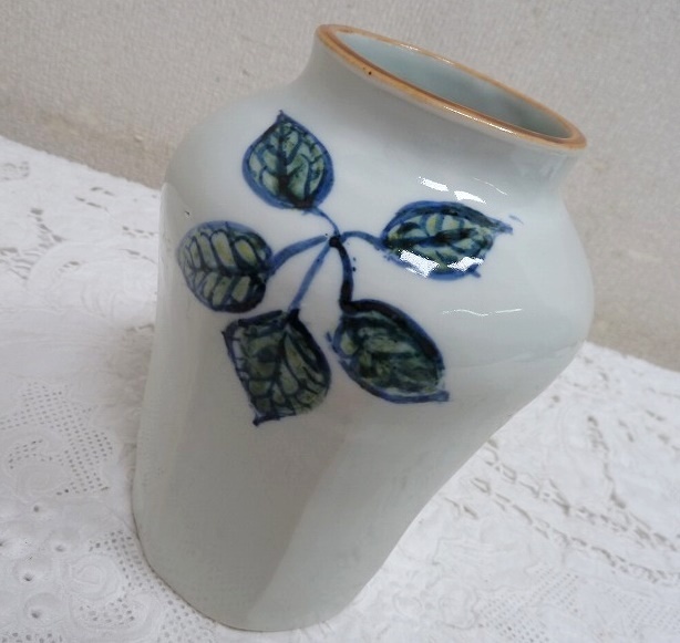 (☆BM)陶印あり/八角 花器 花瓶 高さ17㎝ 華道具 染付 陶器製 古い花瓶 レトロ 花入れ 野草拍卖