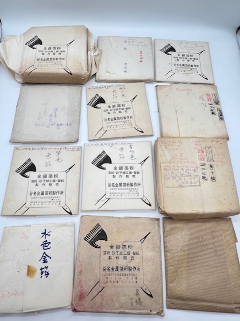 NK23859■谷名金属箔粉 他 金箔 黒箔 赤貝箔 アルミ箔 青竹 中金 等 シート 総重量 約687g 2000枚前後? 工芸品 美術品 箔 正方形 画材 ■拍卖