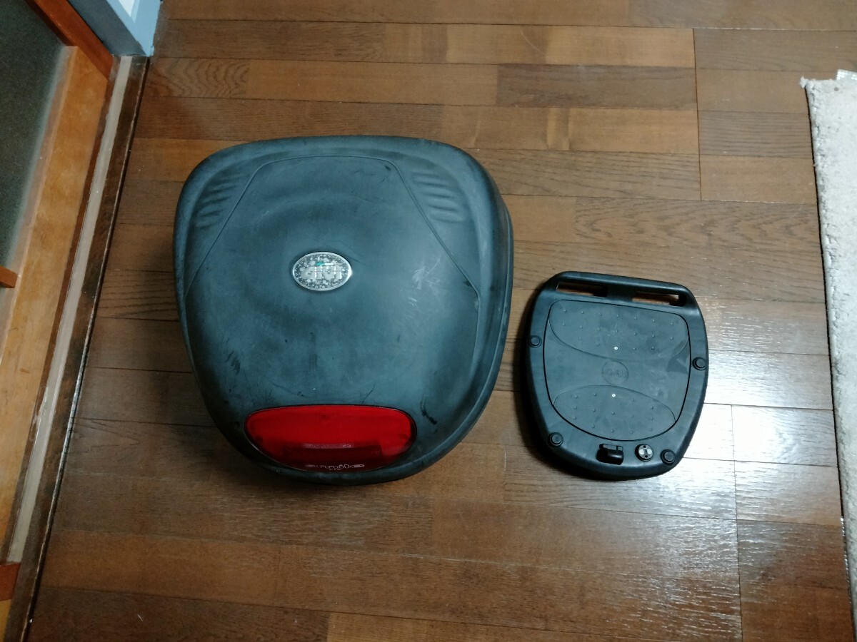 【美品】 GIVI(ジビ) E16 ストップランプ付き モノロックケース 容量26L トップケース リアボックス モノロックケース リアキャリア 58dd-拍卖