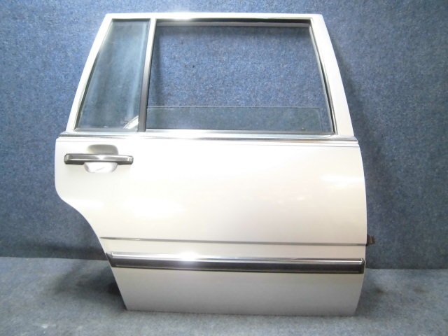 1988 ボルボ 760GLE リア用右ドア 右リアドア カラー/シルバー 補修部品取り用などに【個人宅名発送不可】左ハンドル拍卖
