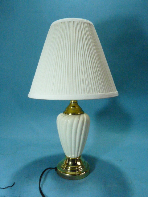 昭和レトロ 希少品 陶器の小型卓上ランプ 日本製「タキズミ電機」美品 高さ49cm拍卖