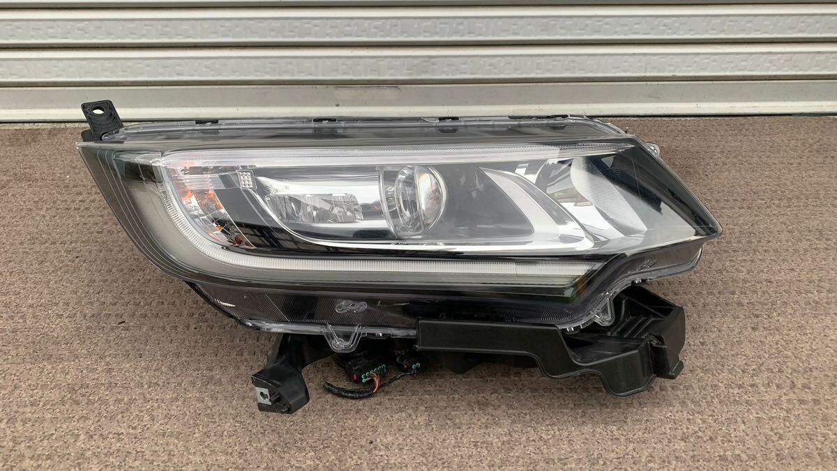 GB5 ホンダ フリード GB5/GB6 右ライト/右ヘッドライト LED 純正 STANLEY w2172拍卖