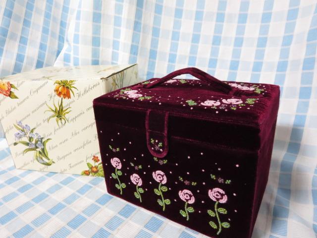 薔薇のビーズ刺繍の入ったジュエリーボックス エンジ拍卖