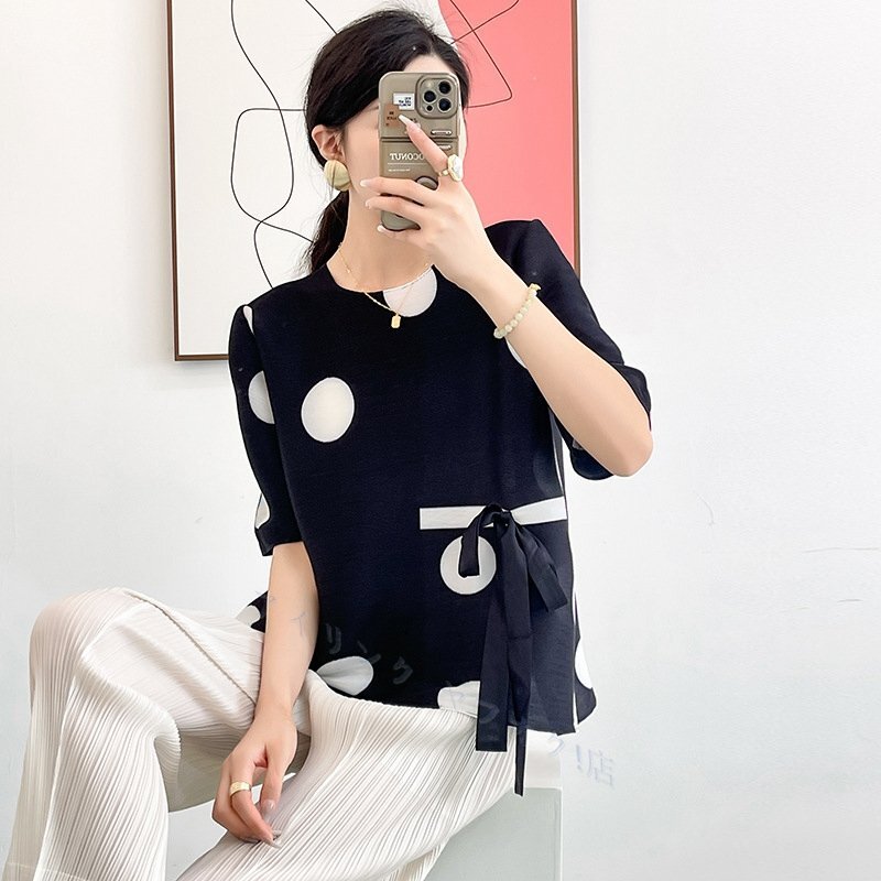 新品☆レディーストップス プリーツシャツ半袖肌触りいい通気性いい ゆったり ドレープ性いいクールネック合わせ安い水玉模様ブラック拍卖