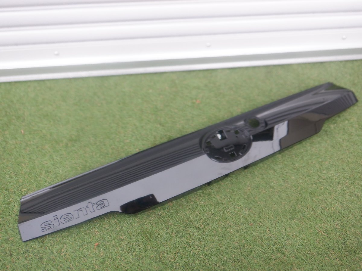 新車外し トヨタ純正 MXPC10G MXPL10G MXPL15G 10系 シエンタ バックドア リアゲート リア ガーニッシュ パネル 76801-52570 m-24-10-145拍卖