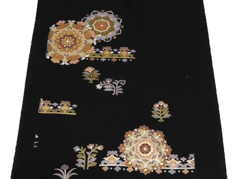 959番 新古品 正絹 留袖用サンプル端切れ 約63cm シボが目立たない黒の縮緬地 中厚地 鏡裏や正倉院模様 金彩加工 訳有拍卖