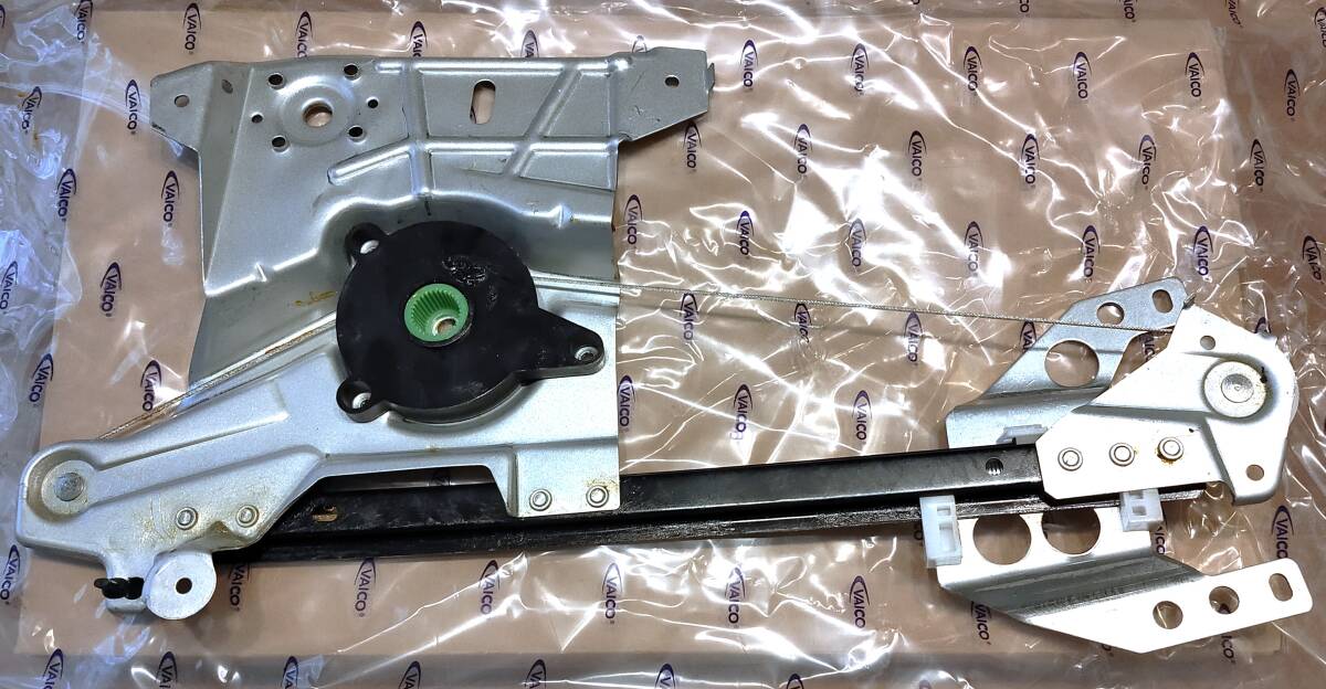 (送料込) アウディ AUDI A4(BD/B5) 右ドア・リア側ウィンドウレギュレーター 【VAICO製・新品】拍卖