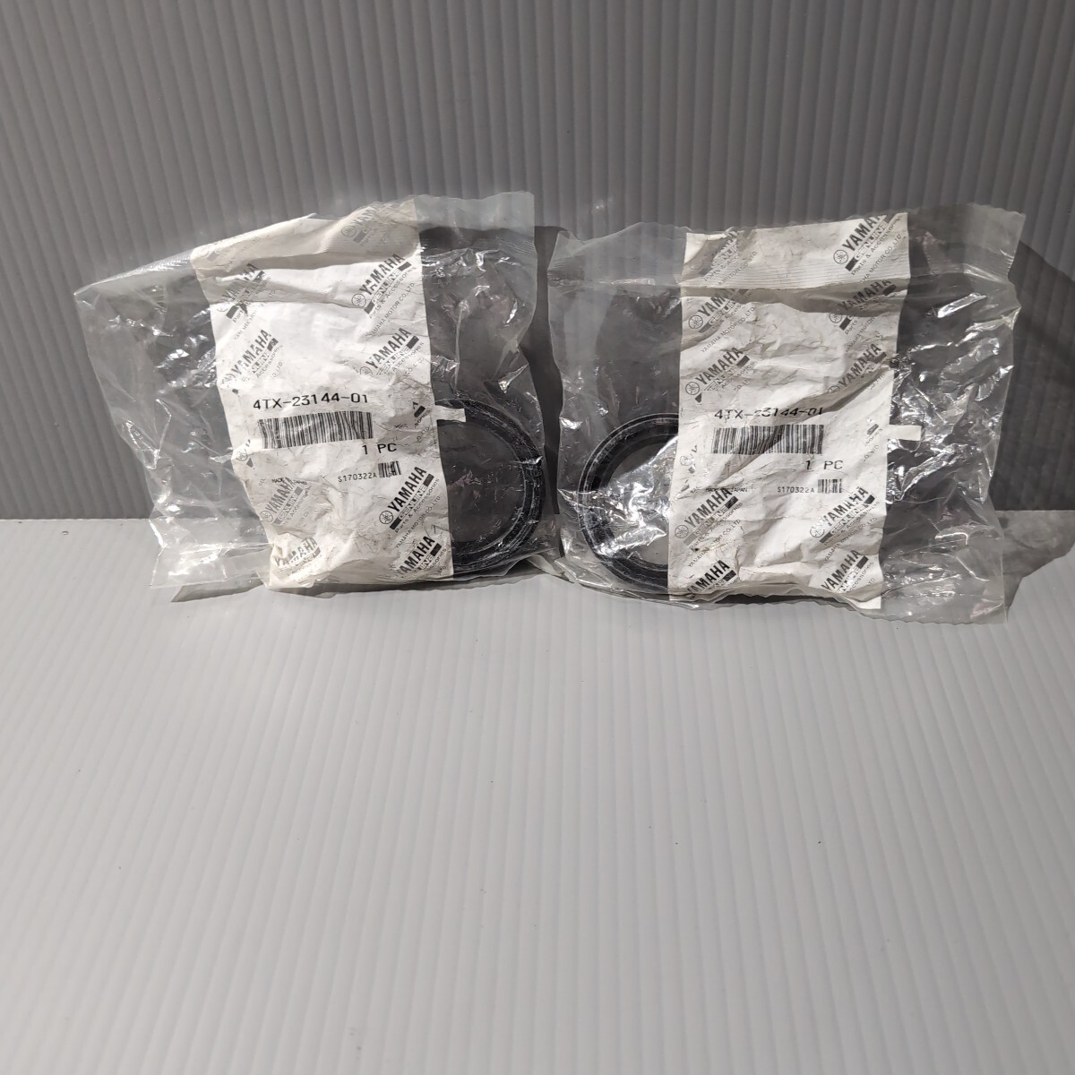 c768 ヤマハ純正 4TX-23144-01 フロントフォークダストシール 2個セット 未使用 送料込み拍卖