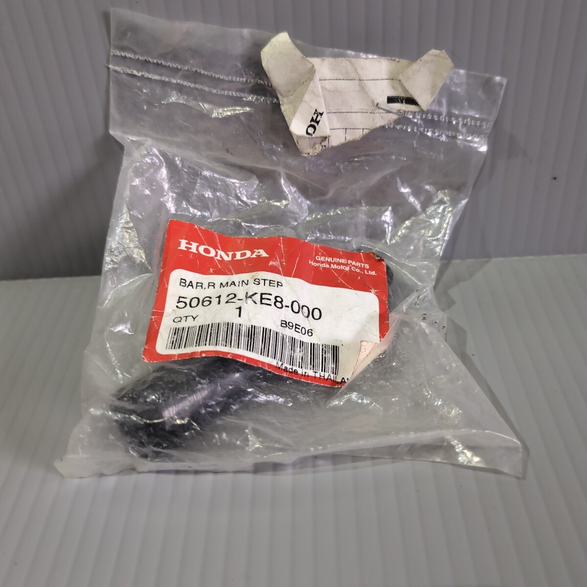 c977  ホンダ純正 50612-KE8-000 メインステップバー 未使用 送料込み VT250F拍卖