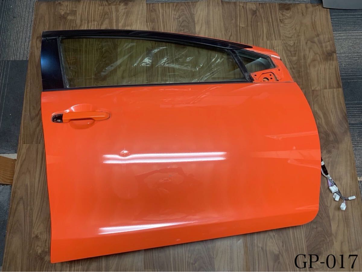 017【トヨタ:アクア】右フロントドア 4V7 シトラスオレンジマイカメタリック ※佐川急便発送着払い拍卖