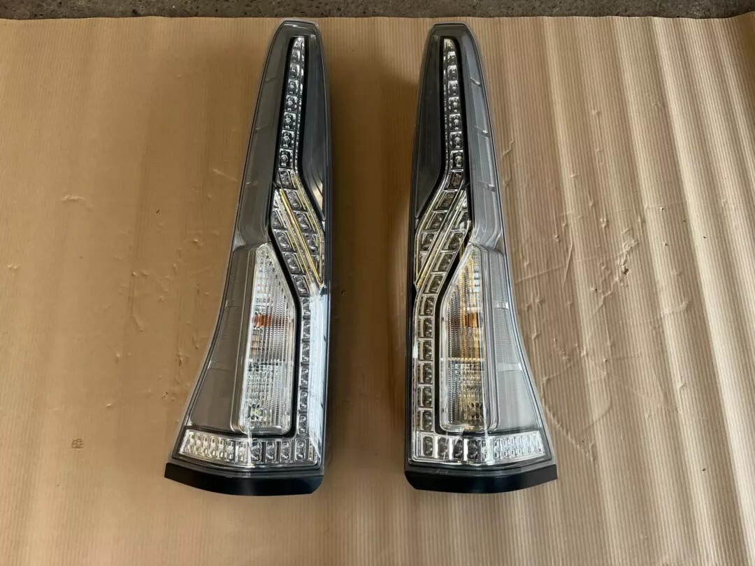 Nissan C26 LED koito 220-23682 テールランプ拍卖