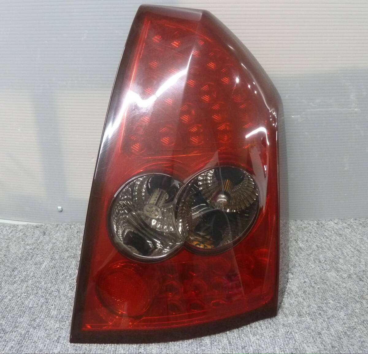 ●●2410-210L クライスラー LX35 LX57 300C SONAR ソナー 右側 LED テールランプ 点灯確認済み 良品!拍卖