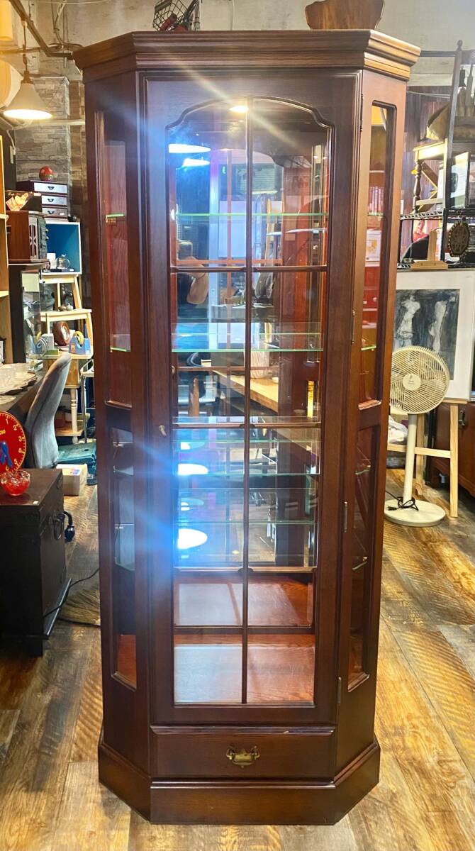 【No.1193】東京近郊限定 ショーケース キュリオケース ガラス板4段 3面 ガラス扉 引出し 鍵付き ライト付き ヴィンテージ 現状品拍卖