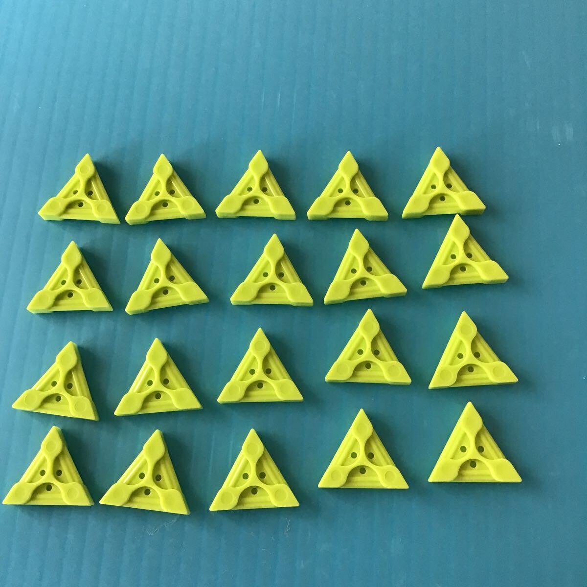 used 「 LaQ ラキュー 基本 パーツ 黄緑色 No.2 20個 」 / 三角形 / ライトグリーン /20ピース/ パズルブロック 知育玩具 おすすめ拍卖