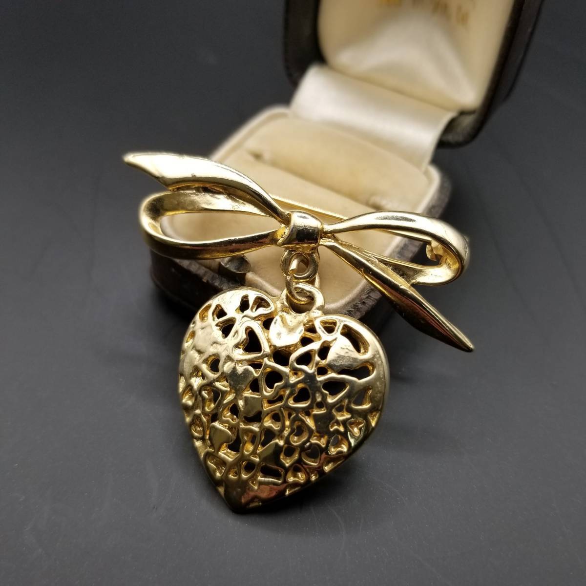 ヴィクトリアン リボン ハート チャーム ヴィンテージ ブローチ ゴールドトーン 透かし ファッションジュエリー レトロ エレガント YMA拍卖