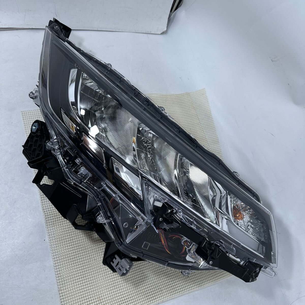M 48-3-1良品 ノア MZRA90W ZWR90W 等 打刻N2 V1-1 右 ヘッドライト MZRA95W 拍卖