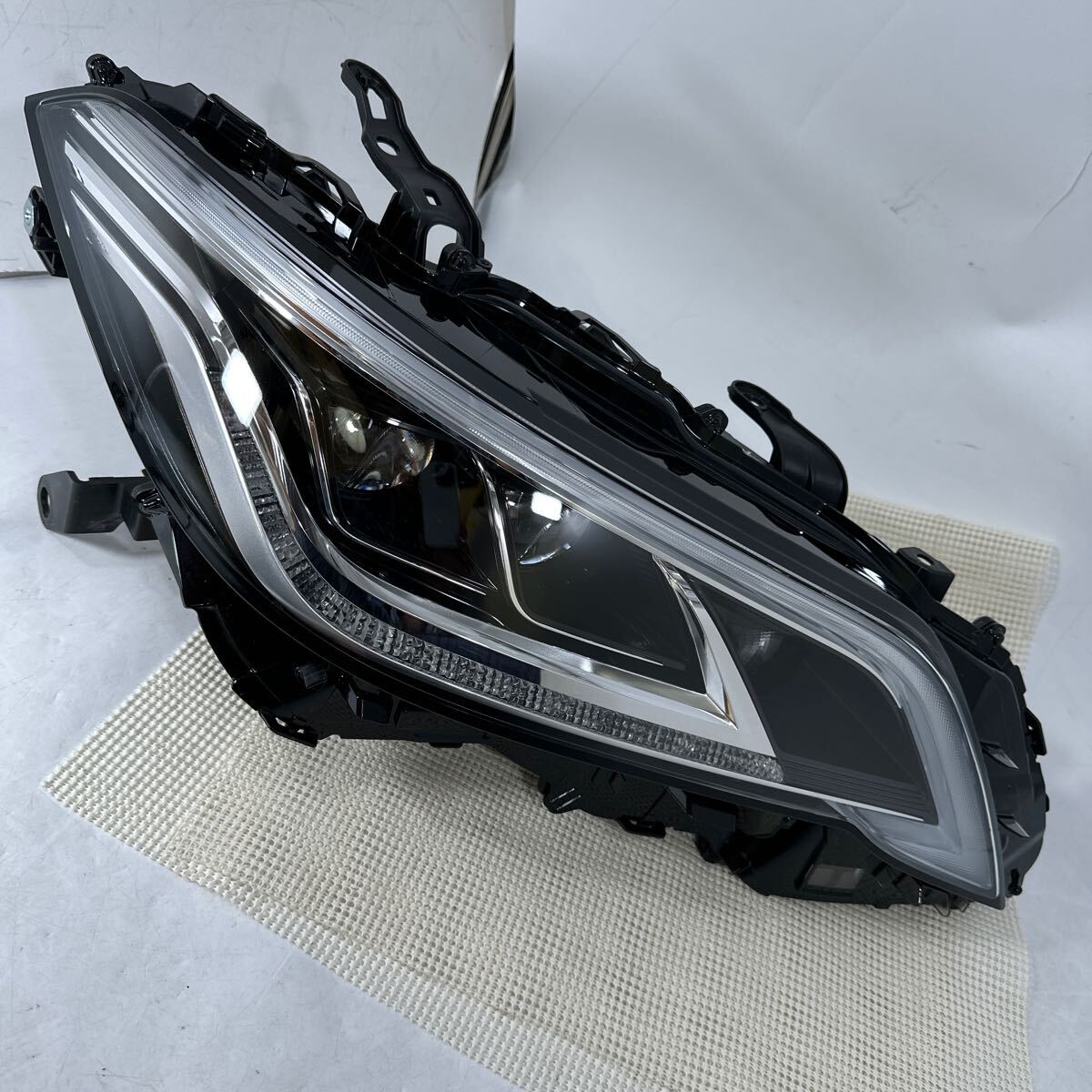 M27-6-2 軽度 クラウン 打刻K 3眼 ARS220 GWS2245 AZSH20 30-452 LED ヘッドライト拍卖