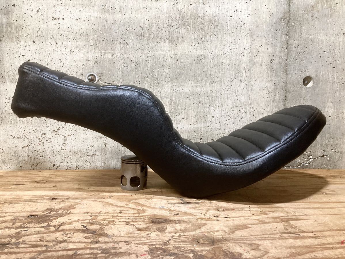 送料無料 キング&クイーンシート 横BK 汎用 タックロール ナックルヘッド パンヘッド ショベルヘッド ハーレー トライアンフ SR チョッパー拍卖