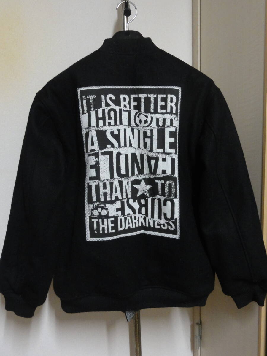 格安レア・WORLD WIDE LOVE(ワールドワイドラブ)・白黒グレンチェック本体×黒化繊袖・黒系地×特大プリント&刺繍リバーシブルスタジャン L拍卖