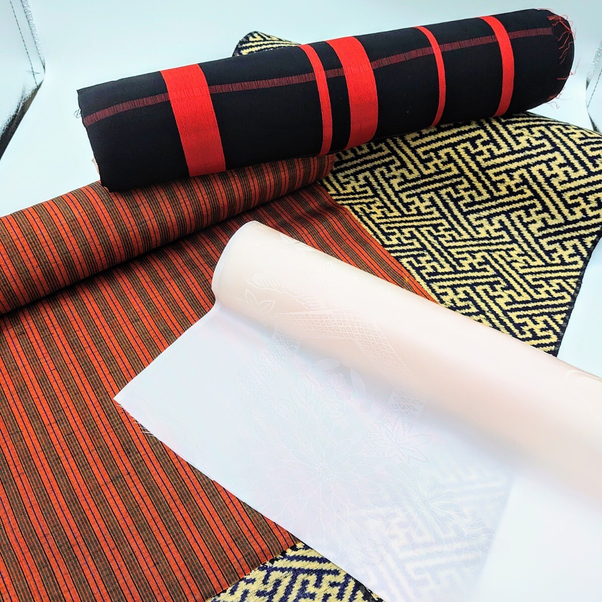 A05【未仕立て】隠し卍小紋 橙緑縞模様小紋 黒赤格子模様 他 反物 ハギレ アソート おまとめセット 和服 古布 着物リメイク拍卖