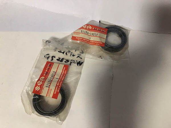 RGV250ガンマ フロントフォーク ダストシール スズキ 純正 51153-19D10 ジェベル200 ジェベル125 送料185円から拍卖