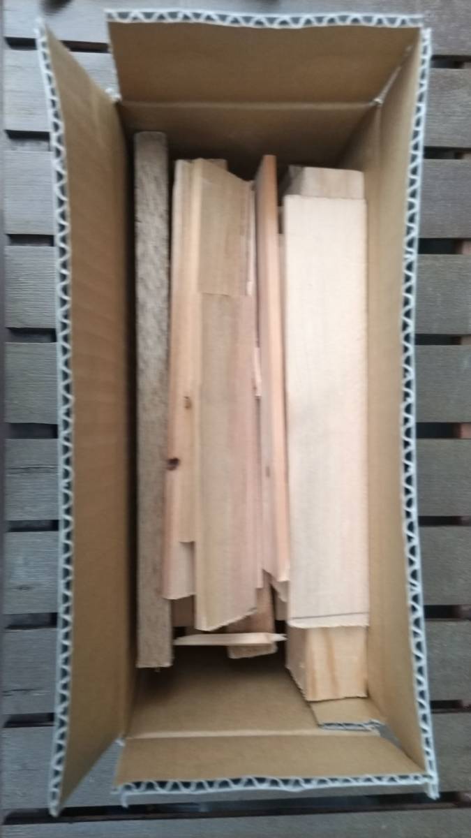 屋外ポータブルストーブに 焚き火。薪材。薪。薪ストーブ。キャンプ。バーベキュー。よく燃えます拍卖