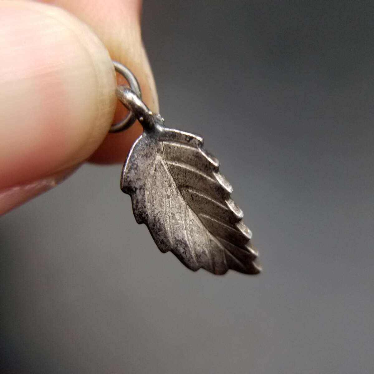 一枚の葉 925 シルバー ヴィンテージ フローラル チャーム ペンダントヘッド ブレスレット 小ぶり 銀 自然派 レトロ Y19-U拍卖