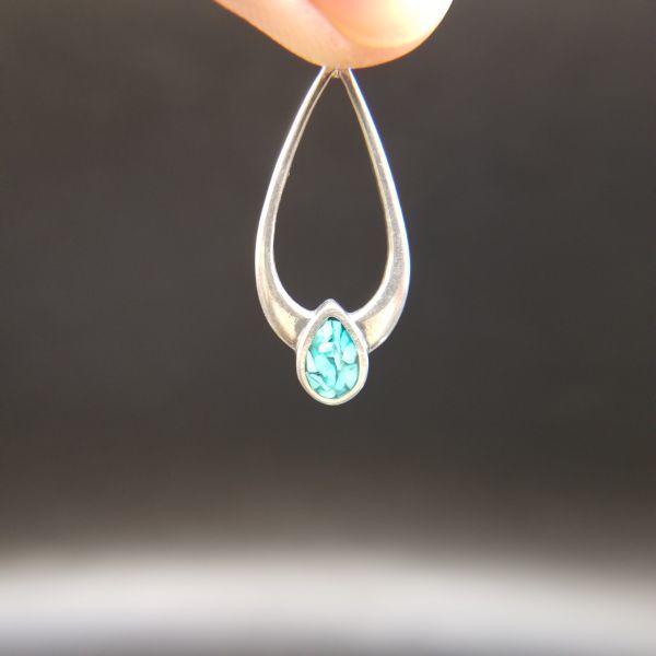 クラッシュターコイズ アールデコ ドロップ型フレーム 925 シルバー ヴィンテージ チャーム ペンダントヘッド 銀細工 鮮やかな青 Y19-U拍卖