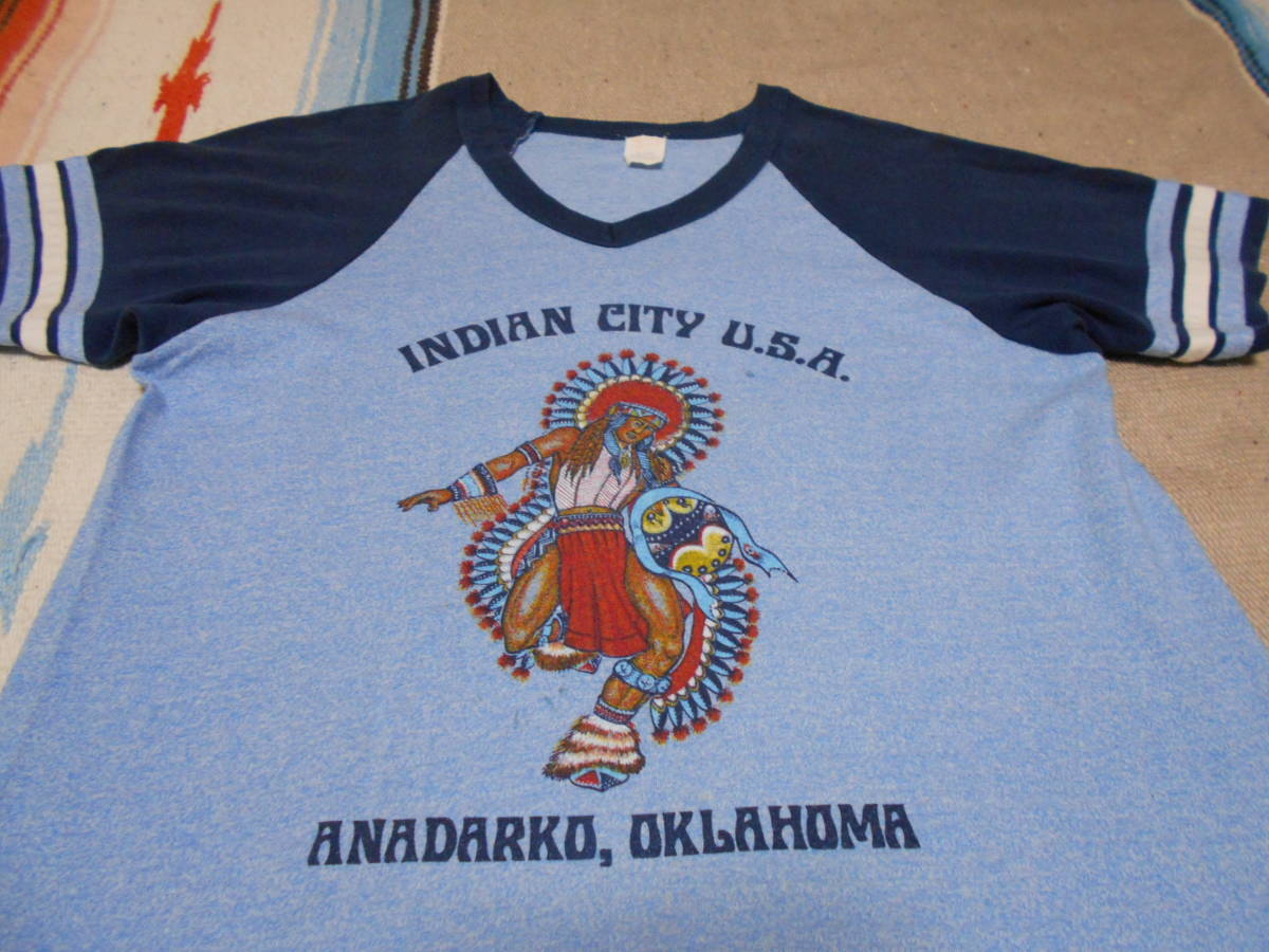 1970年代製TEXTILE PRINTS INDIAN CITY USA ANADARKO, OKLAHOMA NATIVE AMERICAN VINTAGE ラグラン インディアン ビンテージ Tシャツ拍卖