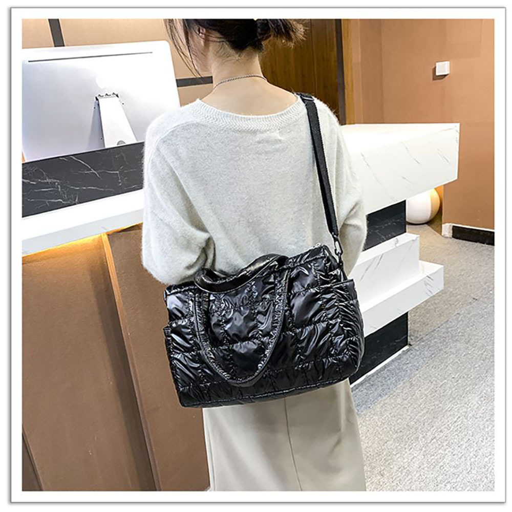 ショルダーバッグ 2way ハンドバッグ レディース 肩掛け 斜めかけ 軽量 キルティング ダウン風 ナイロン 旅行 大容量 ブラック拍卖