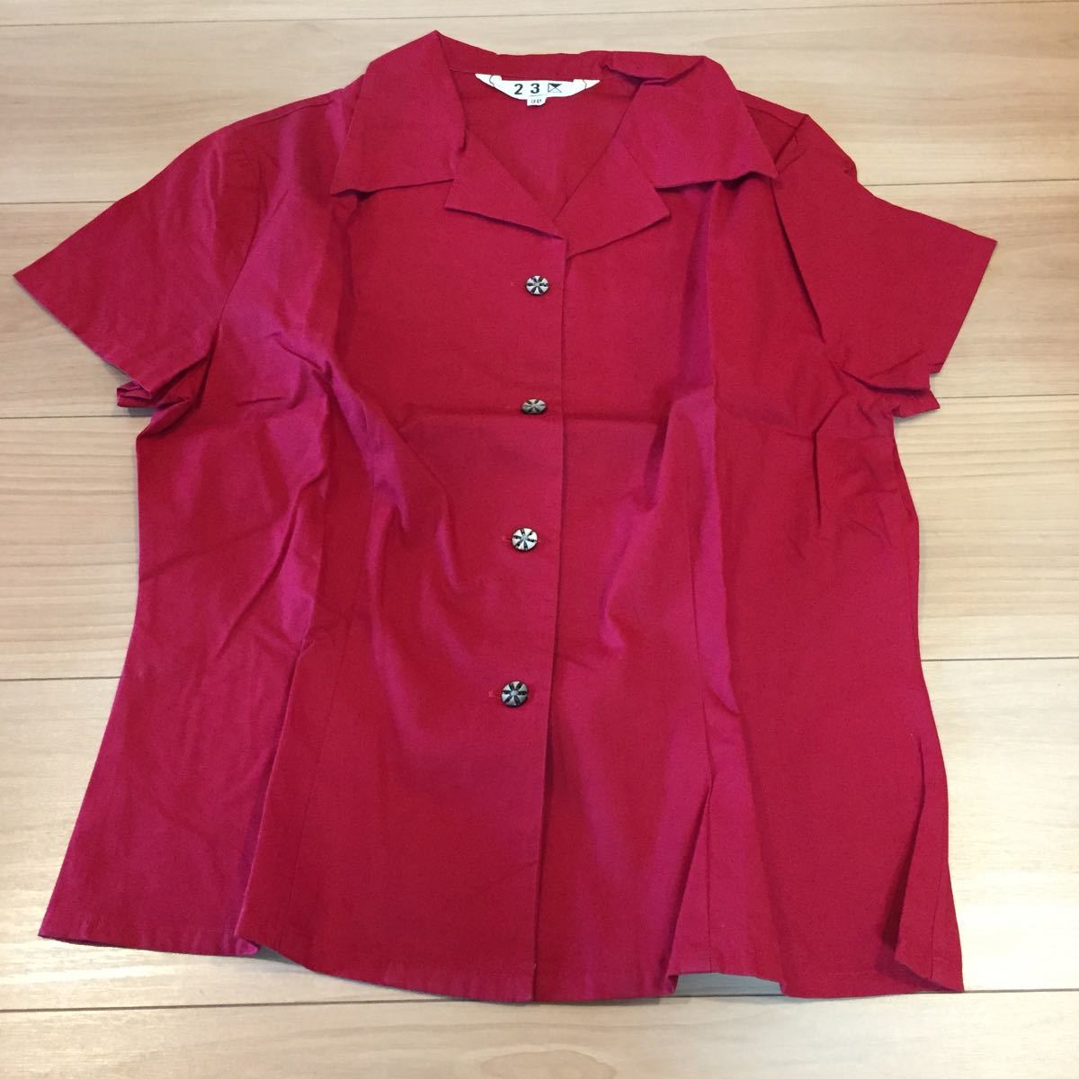 半袖シャツ ブラウス 23区 オンワード 赤色 サイズ38 光沢花柄ボタンキュート 綿100パーセント バスト80-84,身長158-164拍卖