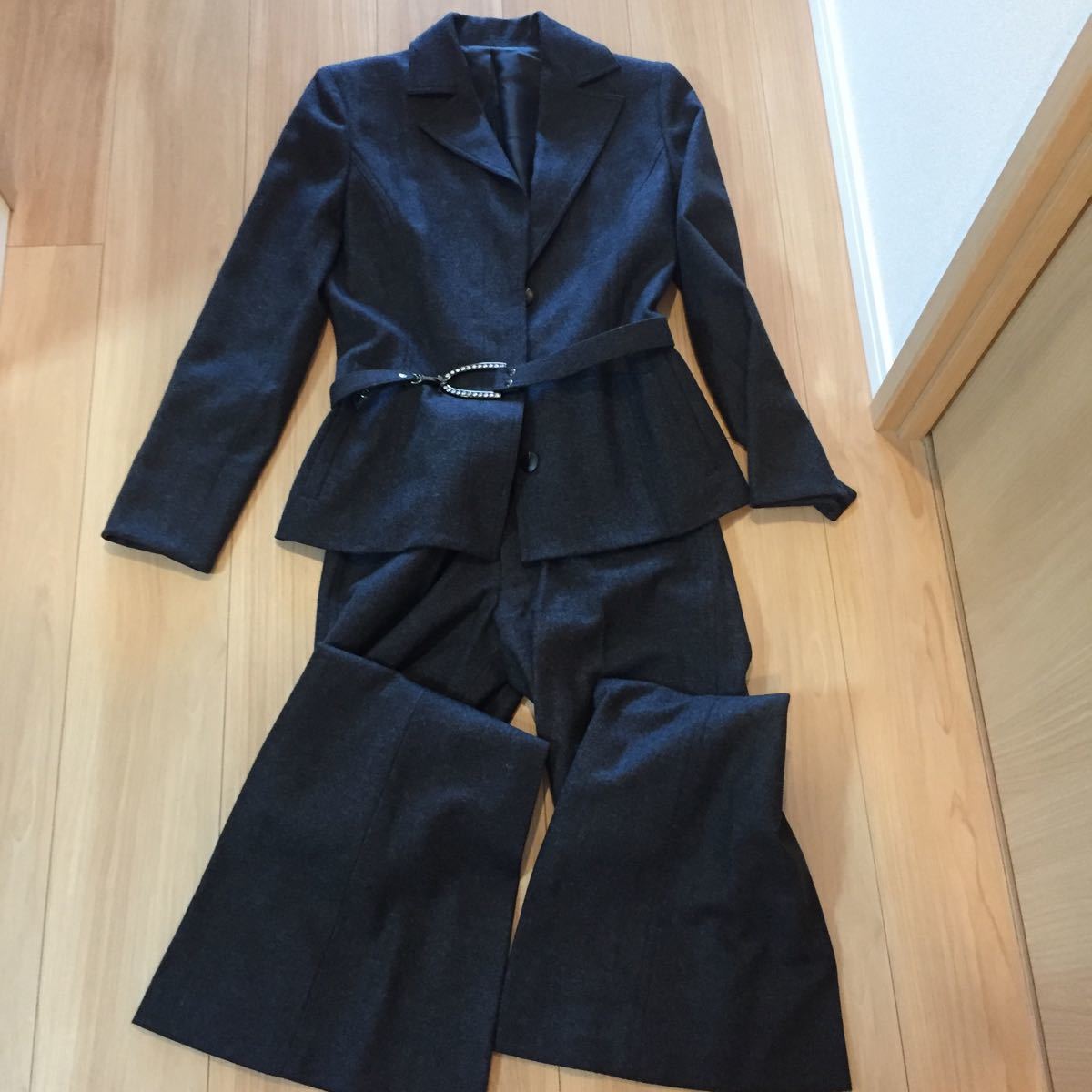 パンツスーツ ノーベスパジオ NOVESPAZIO セットアップ ジャケット ベルボトム ウール グレー ラインストーンベルト付 サイズ38 ストレッチ拍卖