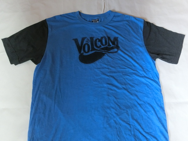 USA購入 人気ボーダー系アメカジブランド【VOLCOM】ボルコム ロゴプリントTシャツUS Lサイズ サックス X ダークグレー拍卖