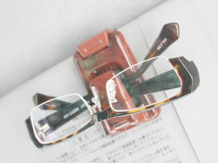 4色より選択 サングラスホルダー(眼鏡)サンバイザーに装着 サングラスクリップ ブラック シルバー ウッド調 銀 カーボン調 黒 木目 車拍卖