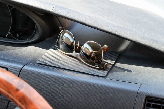 愛車のダッシュボードなどに カーボン風滑り止めシート すべり止めシート 小銭、キー、サングラス置きに。車内に最適 滑り止め拍卖