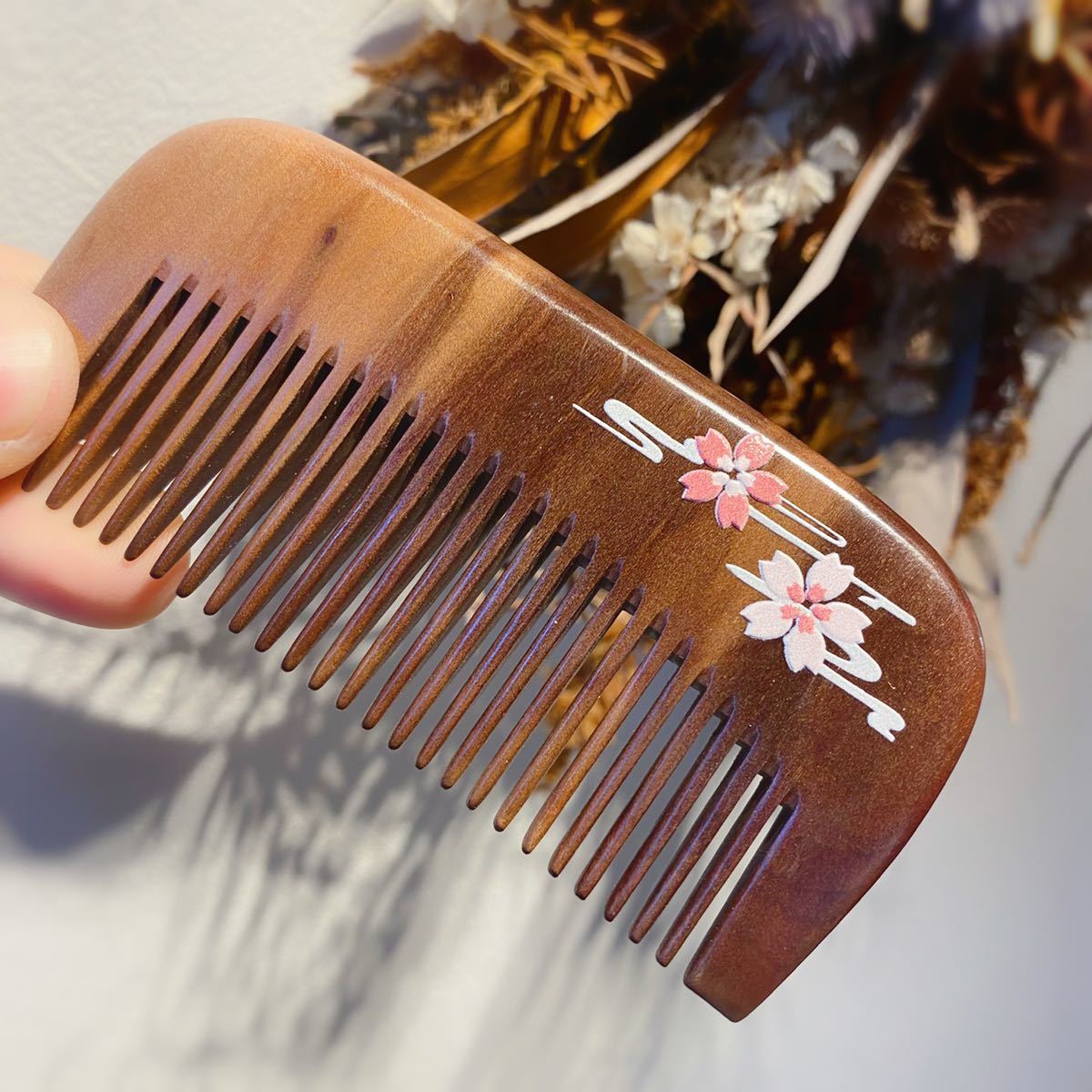 楠木 クスノキ 木製櫛 絵付き 彩 お守り 静電気防止 美髪 頭皮マッサージ v3拍卖