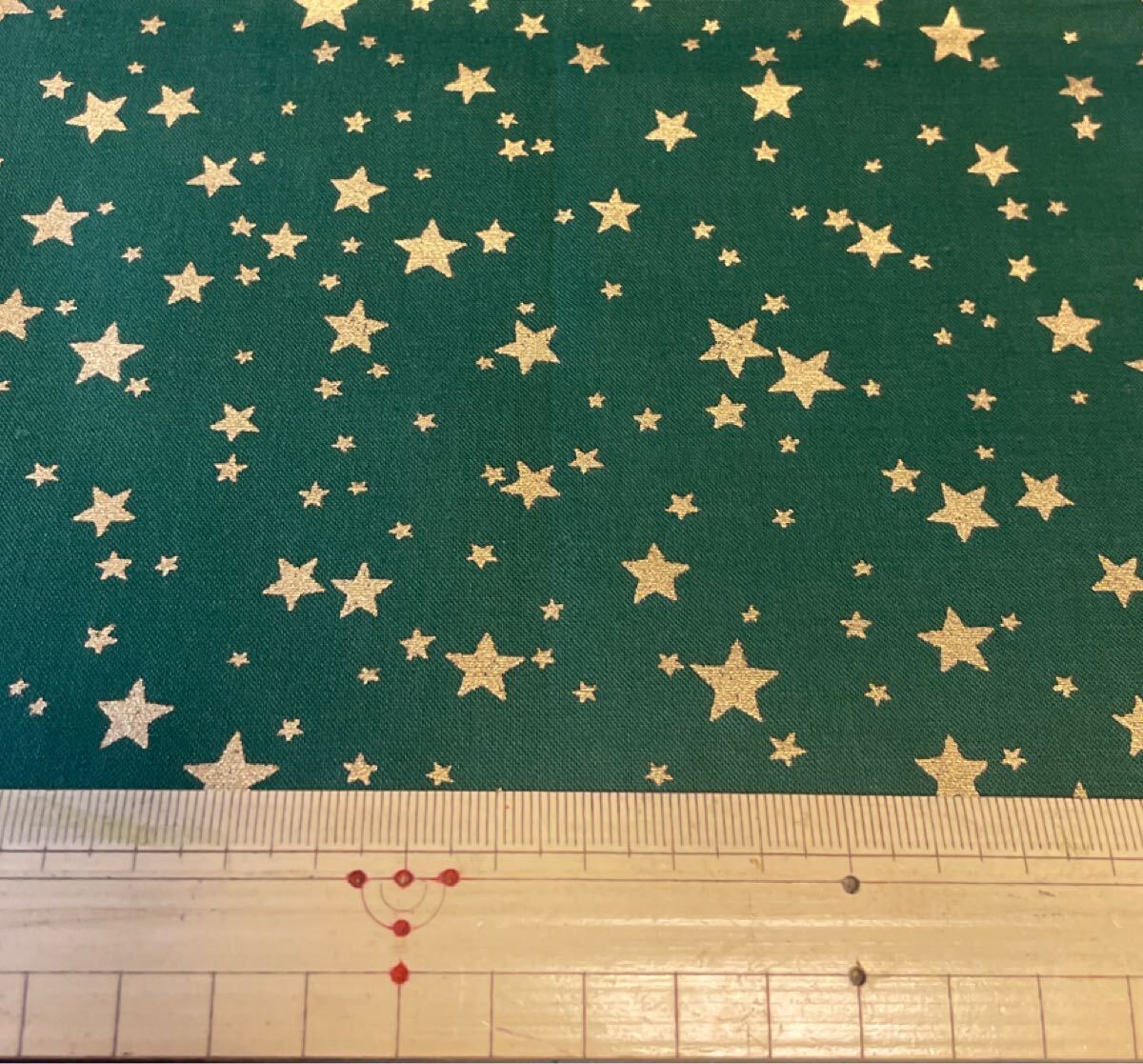 【M33】クリスマス 生地はぎれ 星柄 グリーン ブラック リトルスター ゴールドスター 金星 パッチワーク クリスマスキルト拍卖