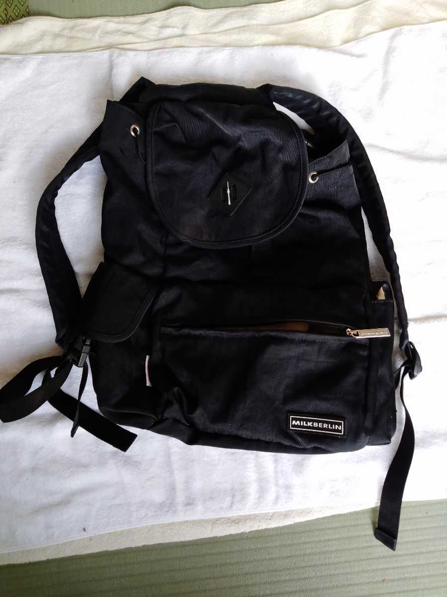 黒色のリュックサック、MILKBERLIN、高さ45センチ位のミニバッグと考えていいです。ポケット3つあり、内側チャックアリ、拍卖