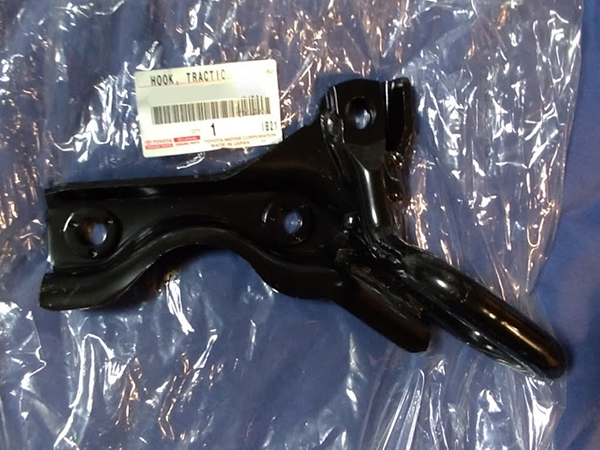 トヨタ 純正 70 系ランドクルーザー 牽引 フック 助手席 側 ボルト 付き ランクル 検 マフラー ホイール レストア バンパー フロント ドア拍卖