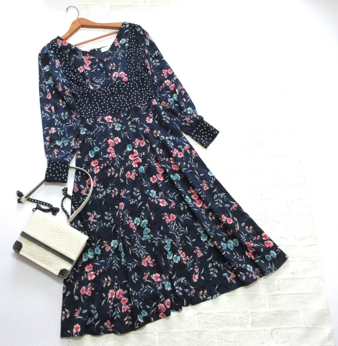 送料込み LAGUNAMOON ラグナムーン ネイビー フラワー プリント 柄 ウエストギャザー セミ ロング ワンピース 花柄 ウォッシャブル 洗える拍卖