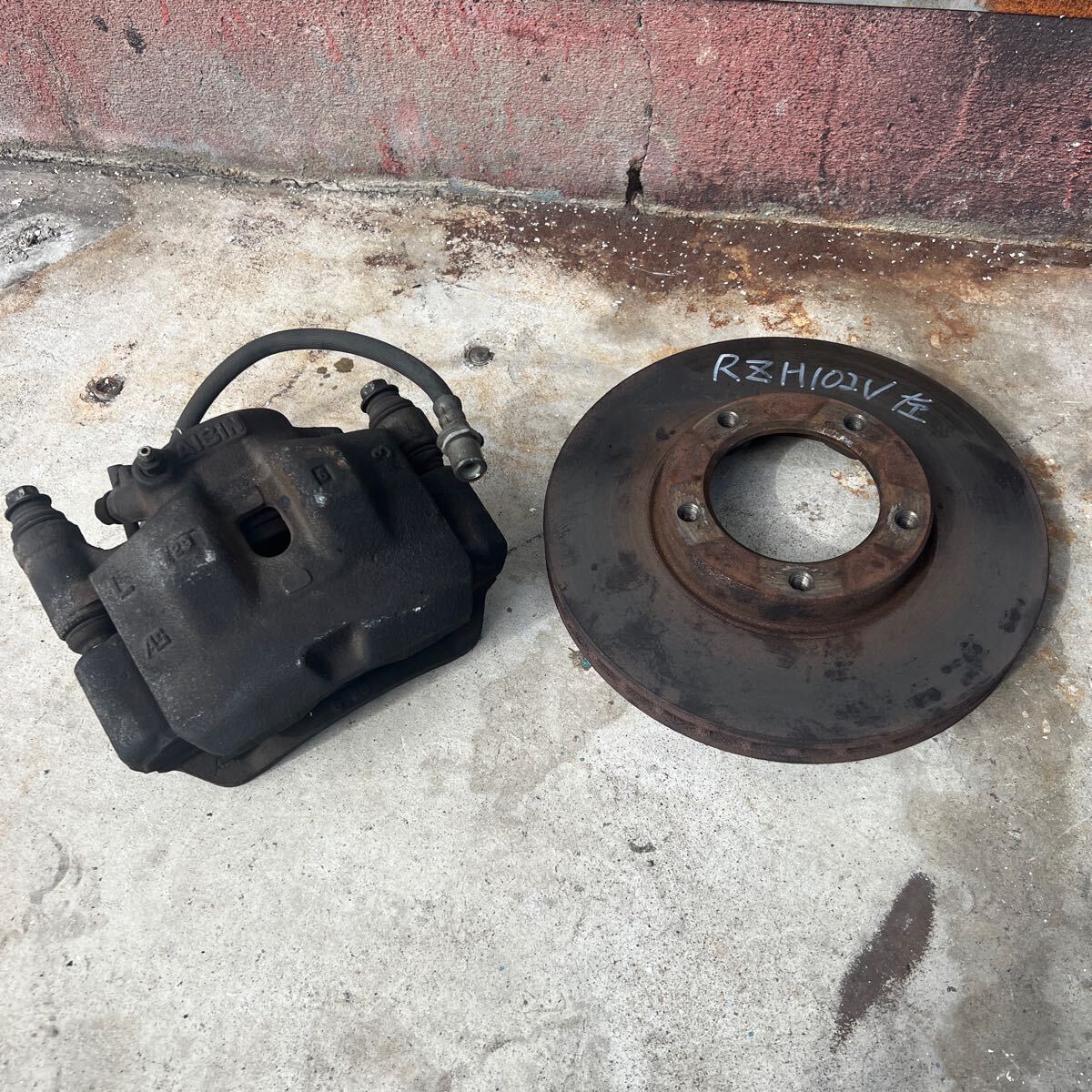 100系ハイエースバンRZH102V 左ブレーキキャリパー ローター拍卖