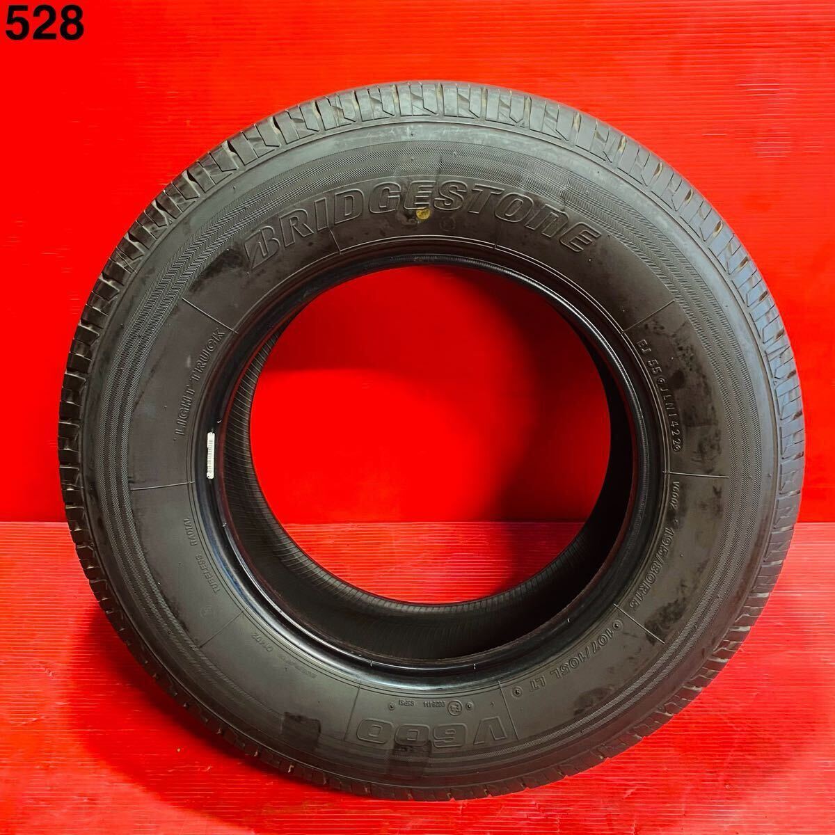 BRIDGESTONE V600 195/80R15 107/105L LT 国産 2022年式 パンク修理なし ビード切れなし 汚れあり 1本のみ 拍卖