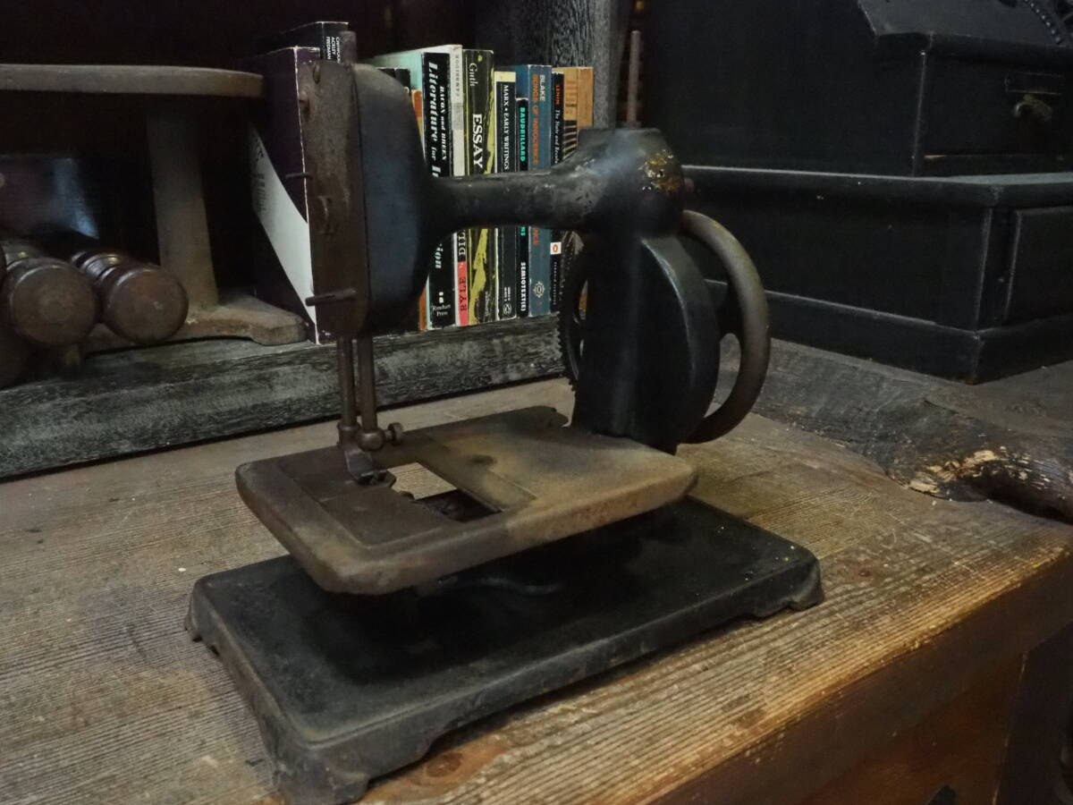 【古いアイアンのミシンヘッド】卓上アンティーク古道具インテリアロック鉄製インダストリアルシャビー昭和レトロコンパクト拍卖