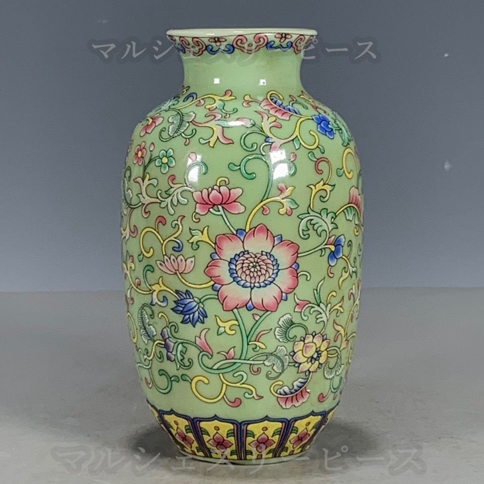 景徳鎮 緑釉粉彩絡枝花卉小賞瓶 卉図紋 賞瓶 ナメル彩纏枝蓮 清 乾隆年製 置物 磁器 置物拍卖
