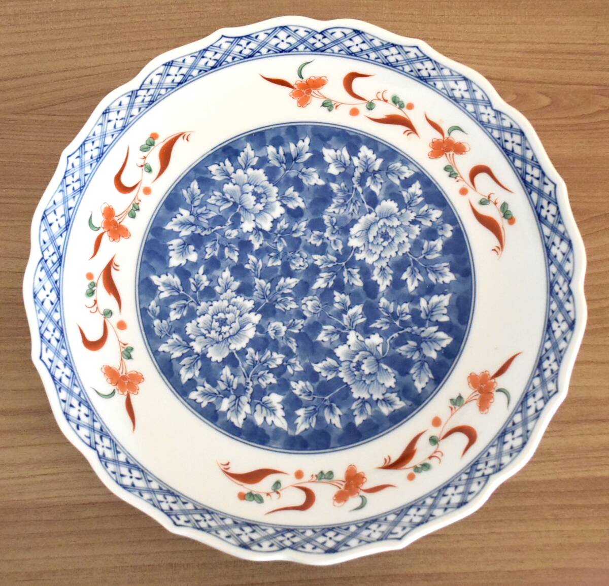 たち吉 橘吉 赤絵牡丹 大皿 1枚 飾り皿 色絵 五彩 菱紋 輪花 直径:約28㎝ 箱、台座等 付属品なし拍卖