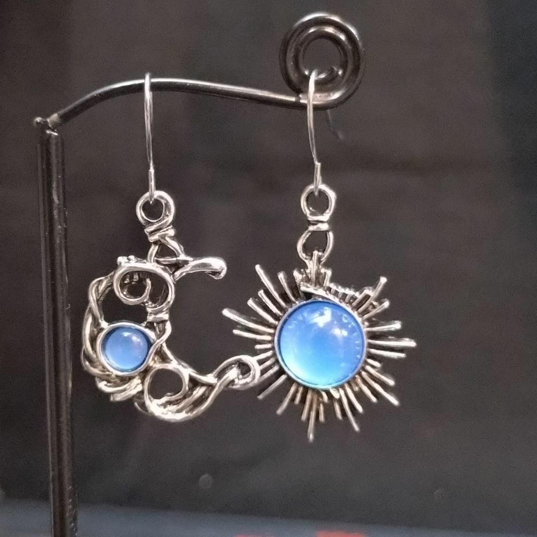 神秘的なブルーサンとブルームーンのアシンメトリーな天体ピアス拍卖