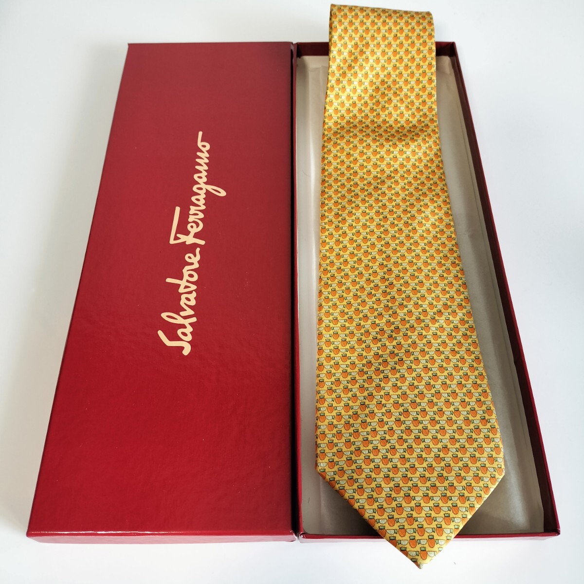 Salvatore Ferragamo(サルヴァトーレフェラガモ)人参君ネクタイ拍卖