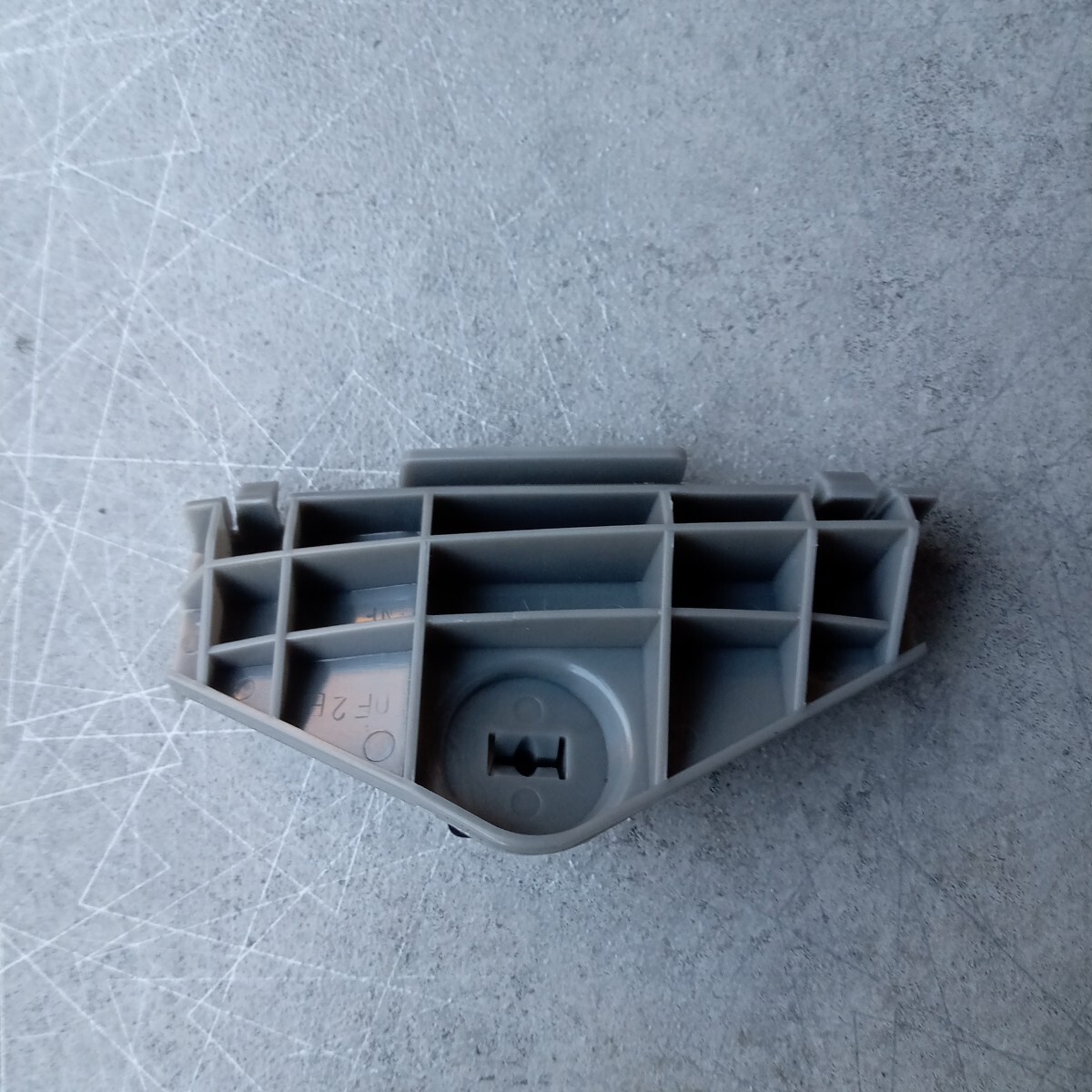 トヨタ・ヴォクシー /AZR60G★純正リアバンパーブラケット右 刻印870N 370N 460N 新品・未使用拍卖